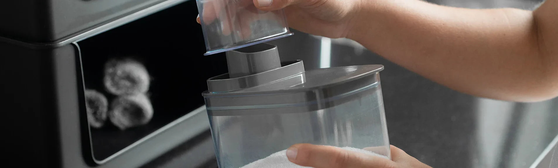 Com design funcional e seguro, cada dispenser e borrifador é ideal para armazenar produtos de limpeza com eficiência.