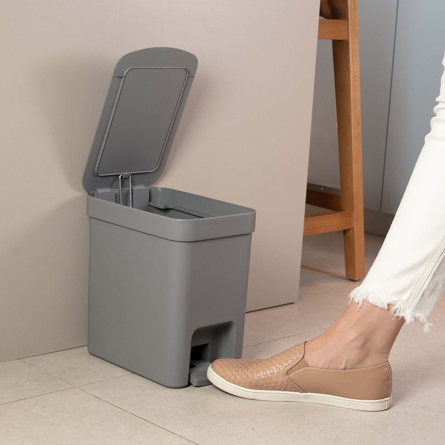 lixeira com pedal Ou 6 L no piso sendo usada com pedal 
