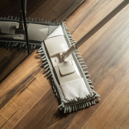 Mop Seco da Ou sendo passado em um chão de madeira