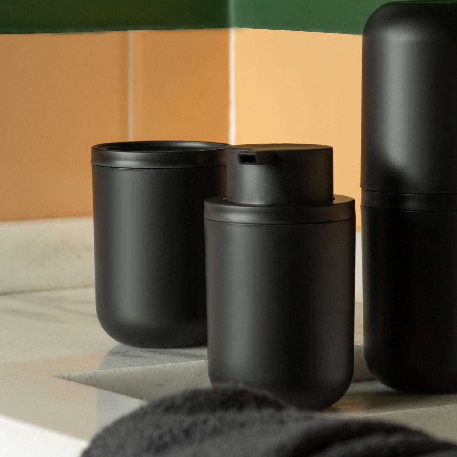Porta sabonete liquido Ou Bold preto na pia do banheiro
