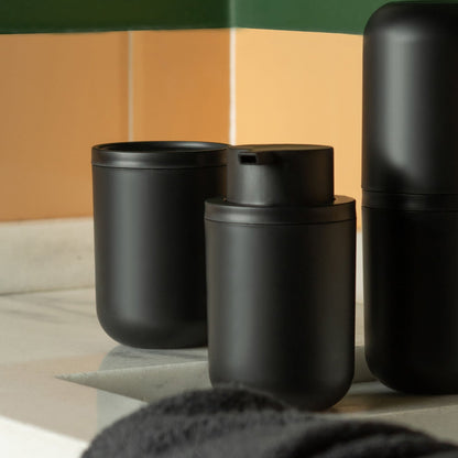 Porta sabonete liquido Ou Bold preto na pia do banheiro