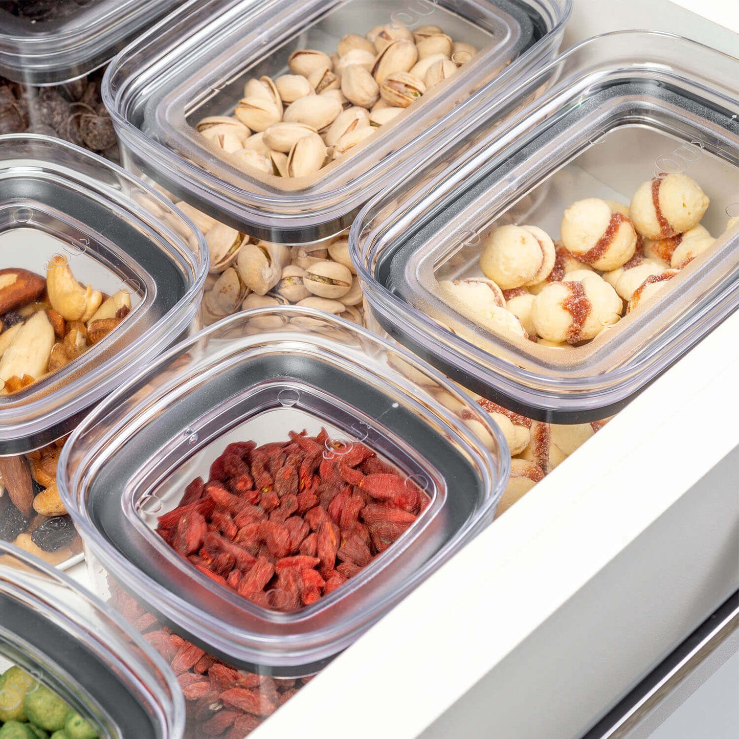 potes herméticos organizados na gaveta com alimentos